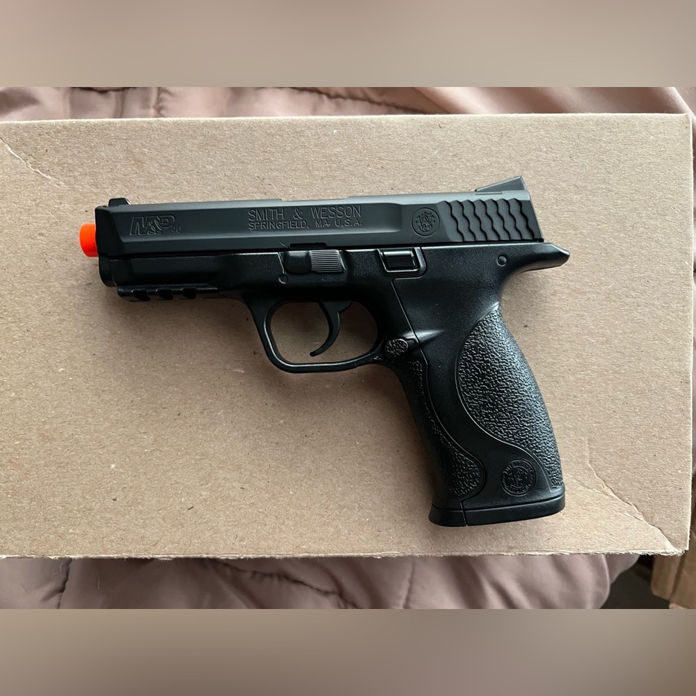 Smith And Wesson M&P40 1:1 Replica Airsoft Pistol.